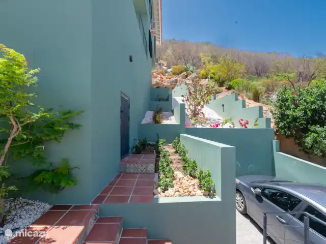 Villa Bella Vista *Uniek uitzicht* huren in Curaçao, Banda Abou (west), Fontein - villa Zijkant van de villa met ruimte voor de auto