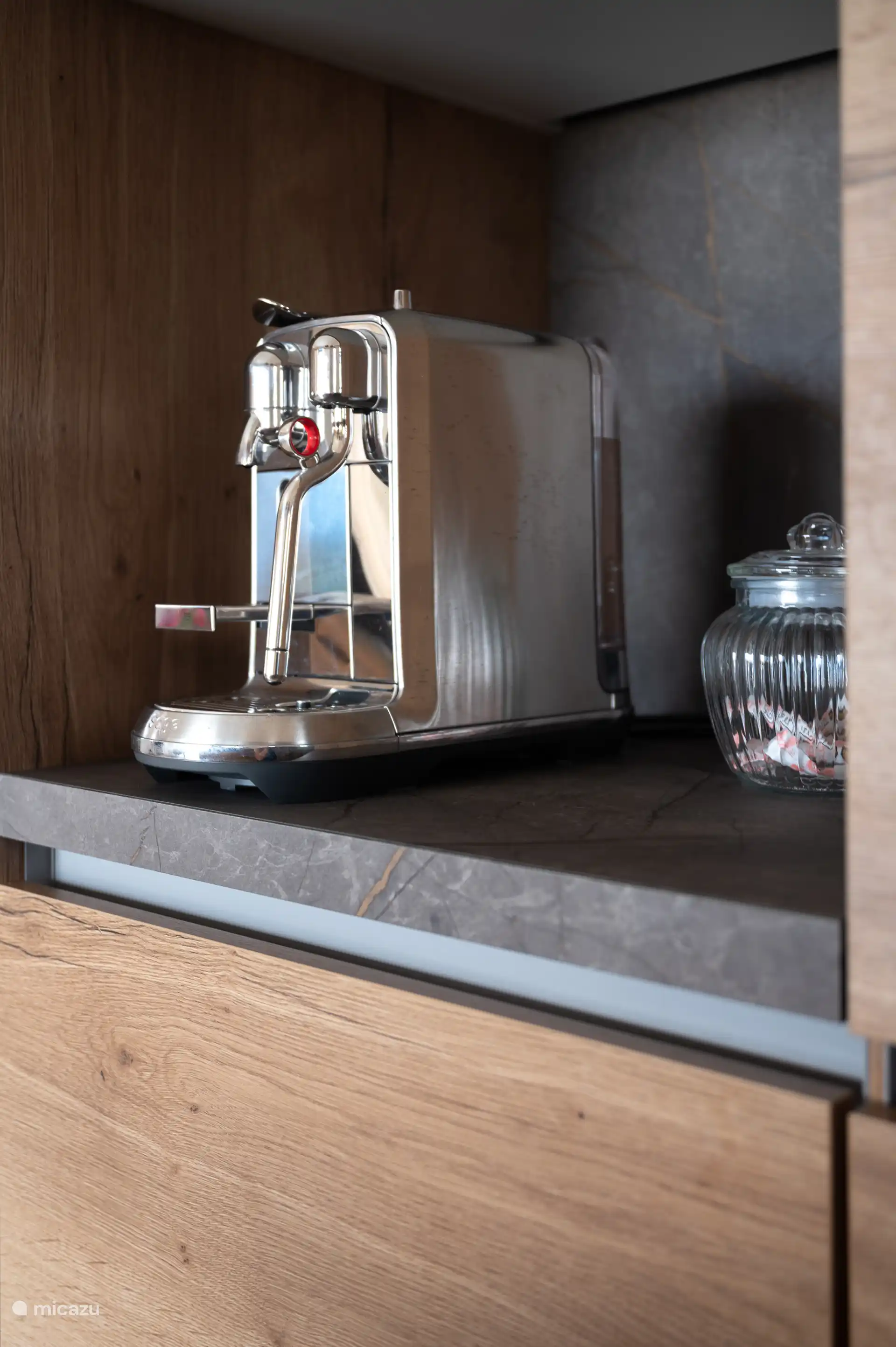 Schöne und moderne Nespresso-Maschine. Italienischer Stil