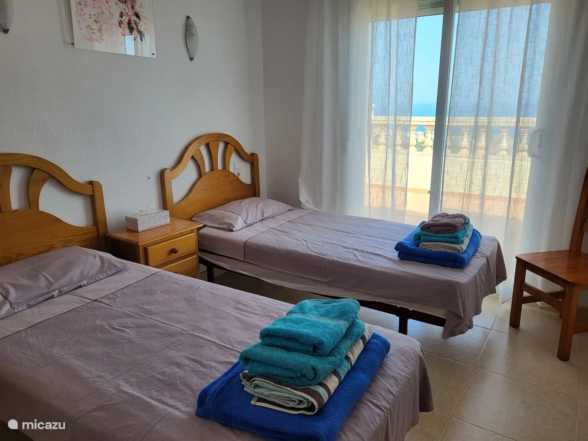 Zwei Einzelbetten im Erdgeschoss, gleicher Boden wie das Wohnzimmer