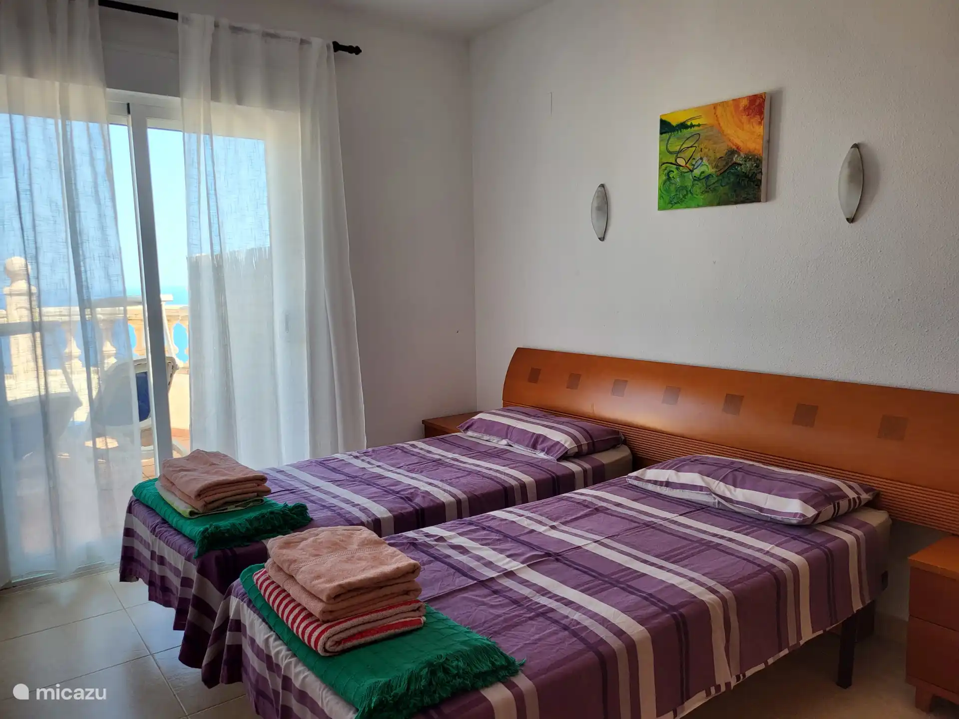 zwei Einzelbetten auf der gleichen Etage wie das Wohnzimmer