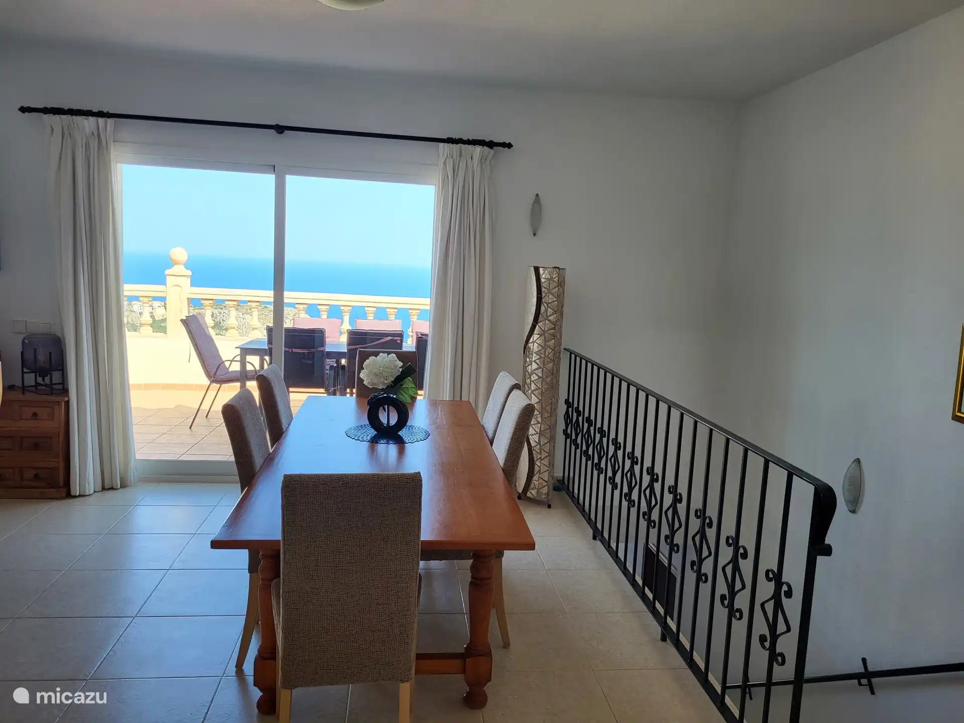 Esstisch, es gibt extra Stühle