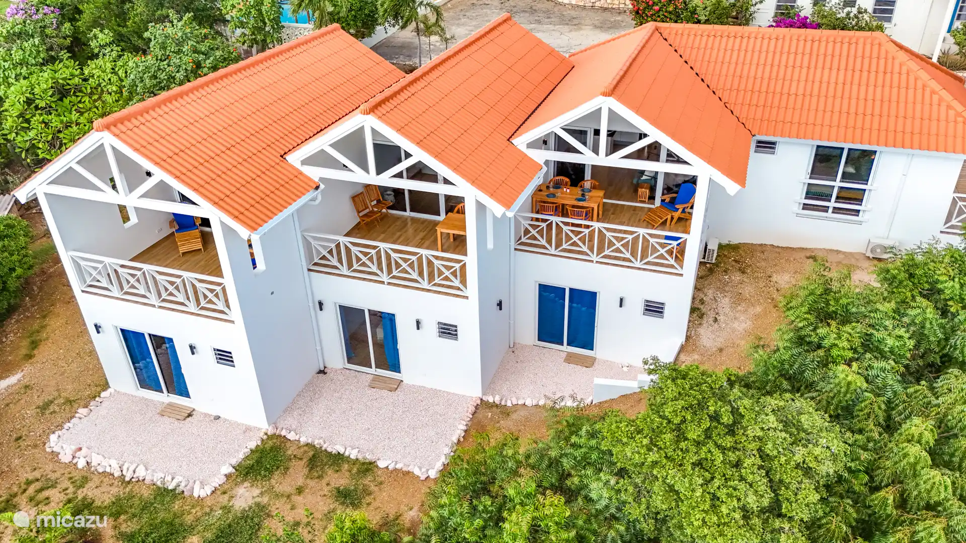 Achterzijde van de appartementen