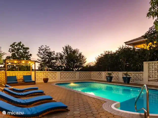 apartamento en Curazao, Banda Arriba (este), Jan Thiel – Kakina Lodges Jan Thiel - Zanzi Piscina al atardecer con tumbonas