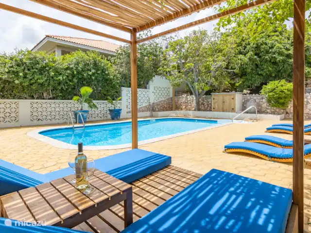 apartamento en Curazao, Banda Arriba (este), Jan Thiel – Kakina Lodges Jan Thiel - Zanzi Salón y refrigeración. En jardín tropical la piscina, terraza con tumbonas de lujo.