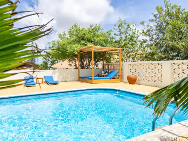 apartamento en Curazao, Banda Arriba (este), Jan Thiel – Kakina Lodges Jan Thiel - Zanzi Piscina con hamacas de lujo.