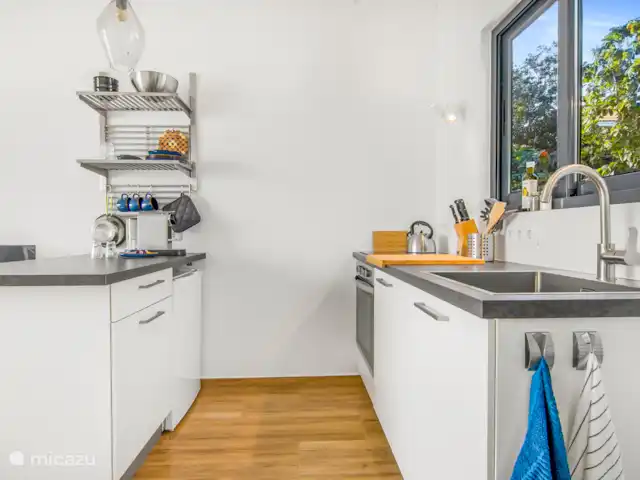 apartamento en Curazao, Banda Arriba (este), Jan Thiel – Kakina Lodges Jan Thiel - Zanzi Lujosa cocina abierta con lavavajillas y 4 quemadores de inducción