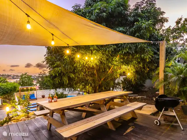 apartamento en Curazao, Banda Arriba (este), Jan Thiel – Kakina Lodges Jan Thiel - Zanzi Amplia sala de estar en el jardín tropical con barbacoa. Con vistas al mar, al valle y al jardín.