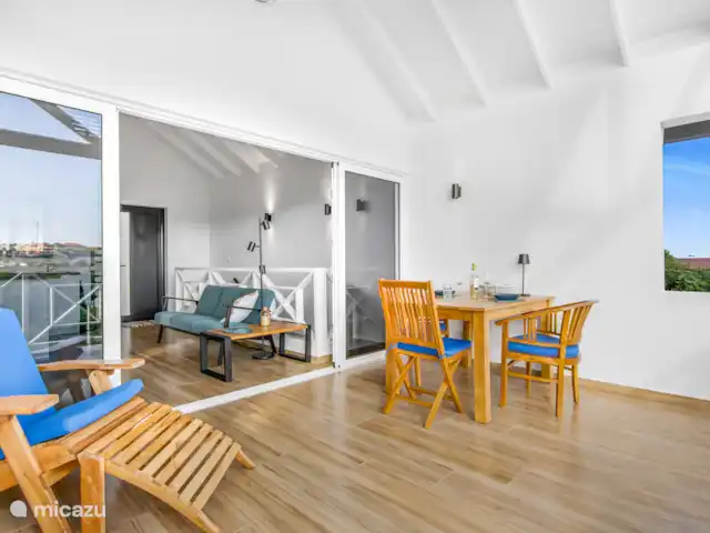 apartamento en Curazao, Banda Arriba (este), Jan Thiel – Kakina Lodges Jan Thiel - Zanzi Terraza con mesa de comedor