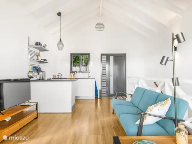 apartamento en Curazao, Banda Arriba (este), Jan Thiel – Kakina Lodges Jan Thiel - Zanzi Sala de estar con cocina abierta