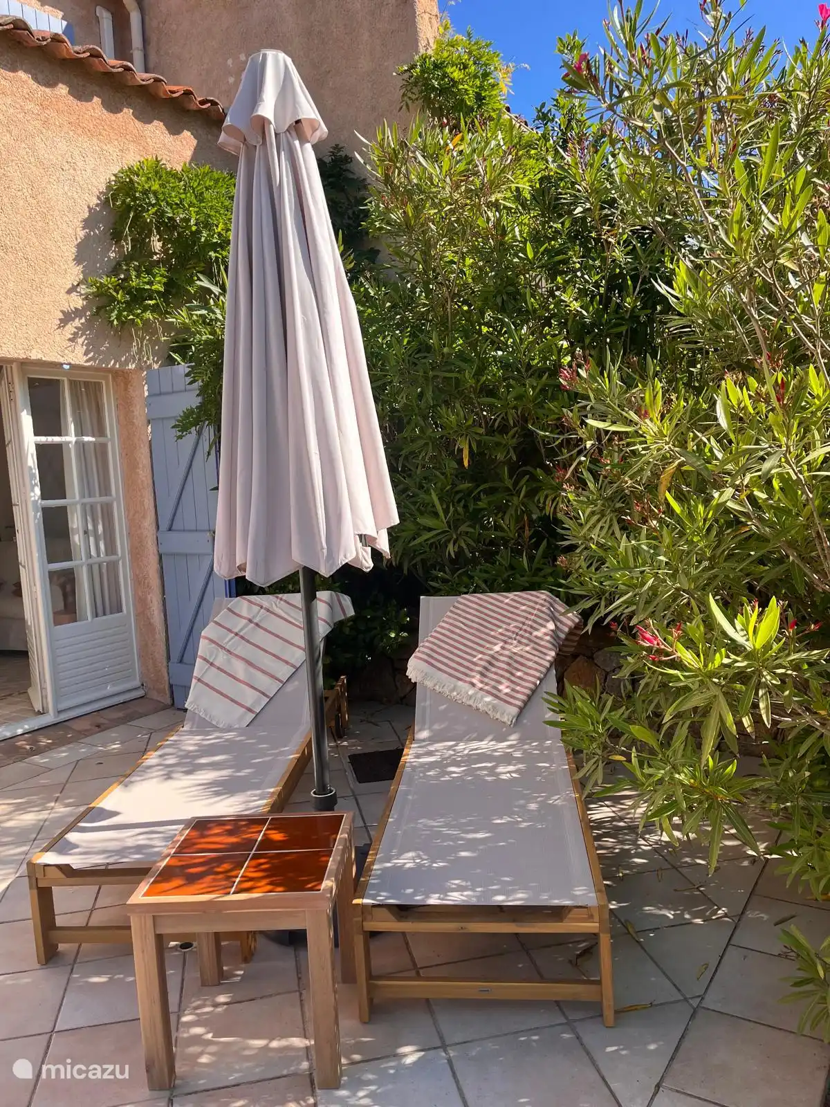 Entspannen Sie sich im Vorgarten