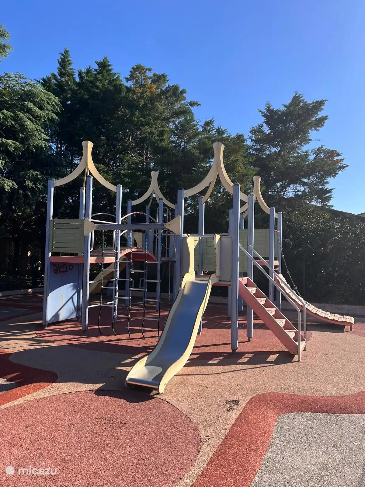 Öffentlicher Spielplatz in der Nähe der Domain