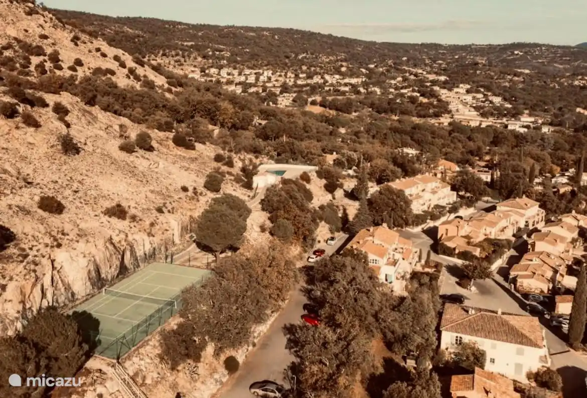 Blick auf den Tennisplatz und das Schwimmbad mit der Domäne auf der rechten Seite und einem Naturschutzgebiet zum Spazierengehen auf der linken Seite, Massif Des Maures