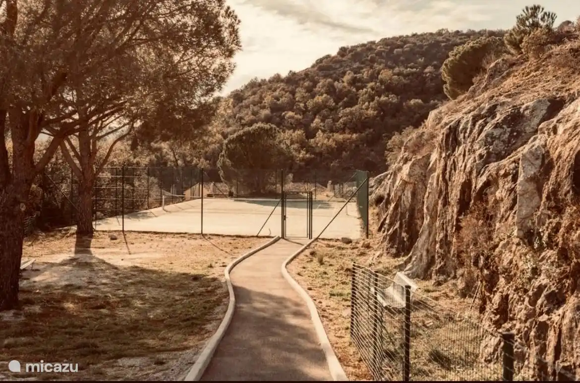 Gemeinsamer Tennisplatz