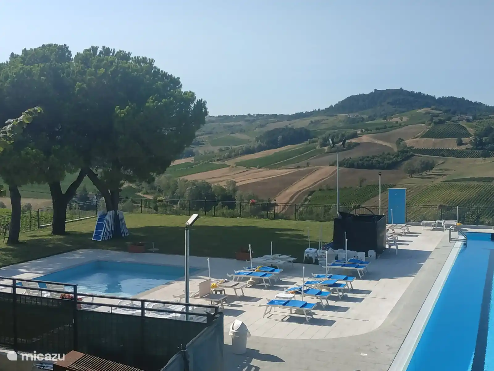 Das Schwimmbad ist oeffentlich, gegen Bezahlung und ist jeden Tag von 10 bis 19 Uhr geoeffnet . 5 Minuten zu Fuss