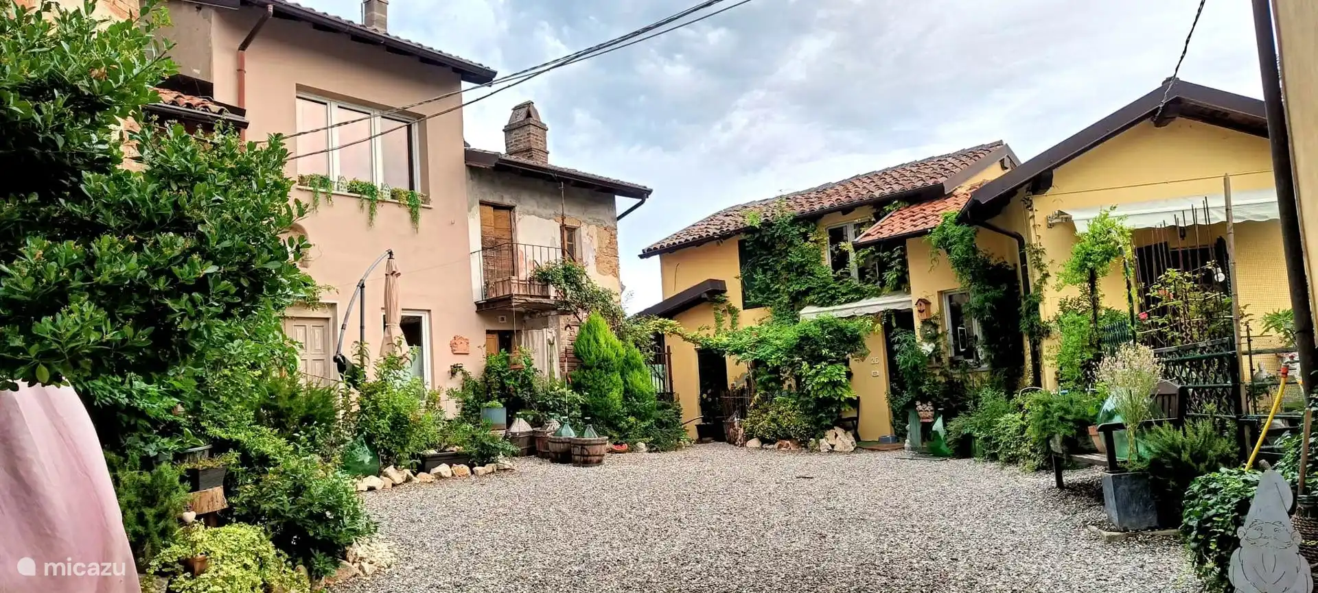 ALLGEMEINER UEBERBLICK DES PRIVATEN INNENHOF