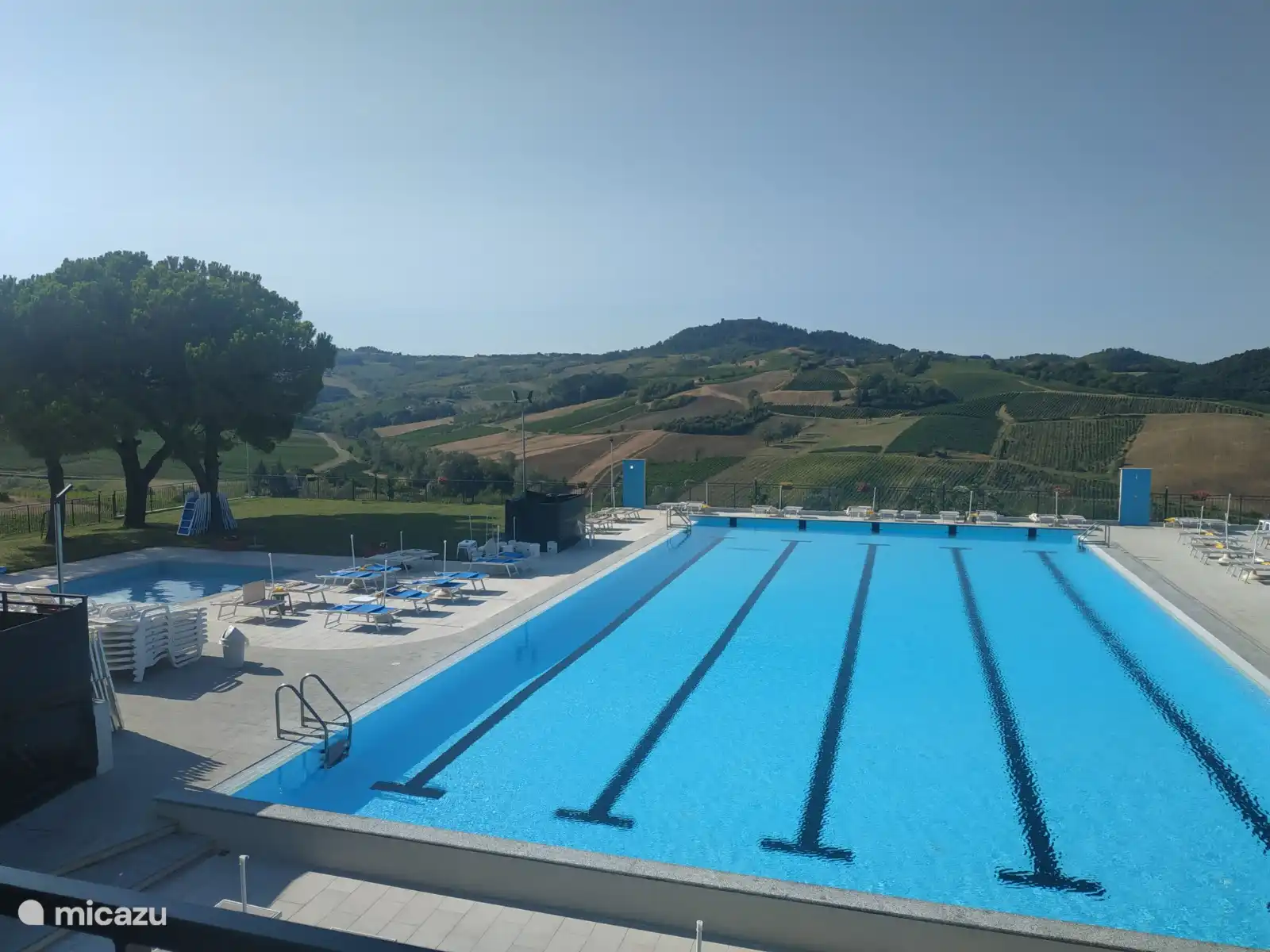 Das Schwimmbad ist oeffentlich, gegen Bezahlung und ist jeden Tag von 10 bis 19 Uhr geoeffnet, 5 Minutenn zu Fuss