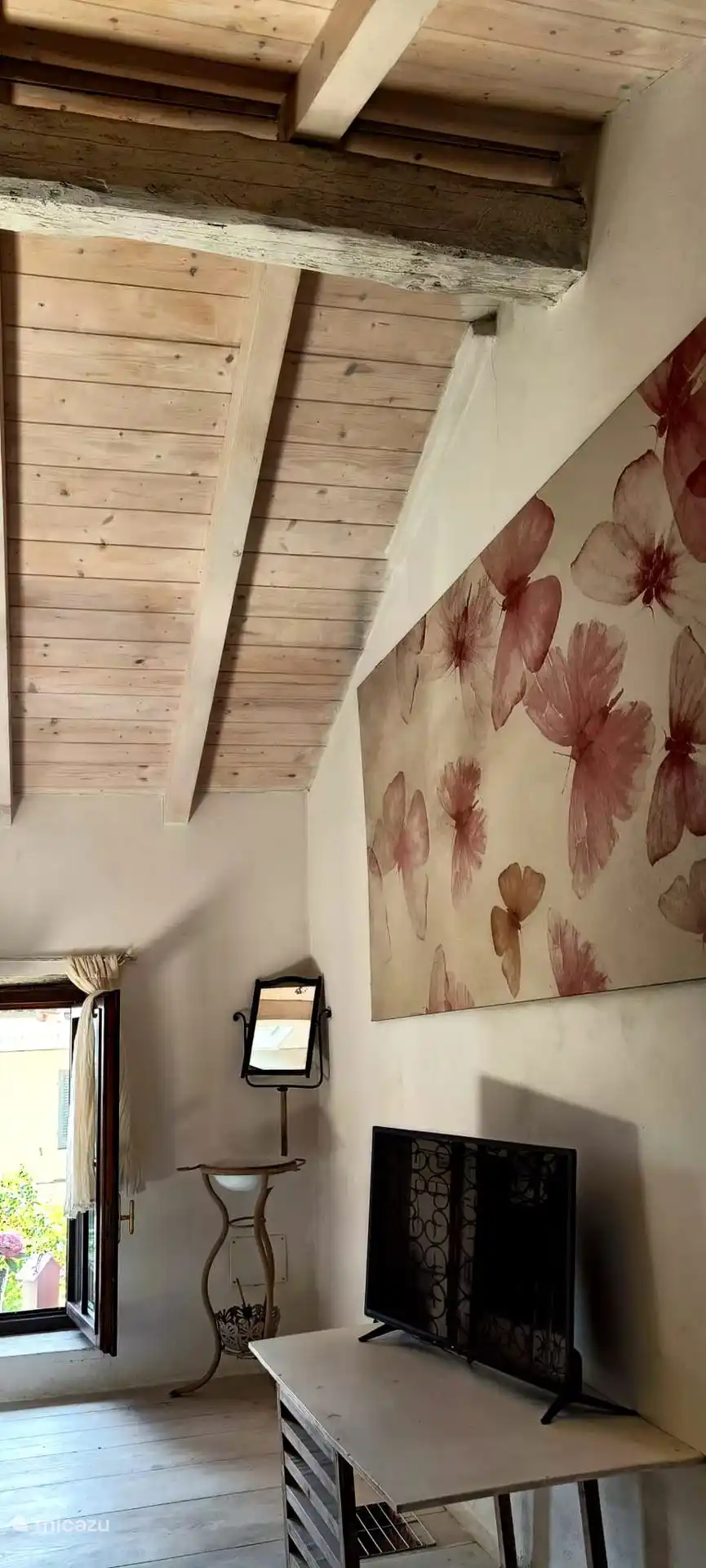 SCHLAFZIMMER MIT FERNSEHER