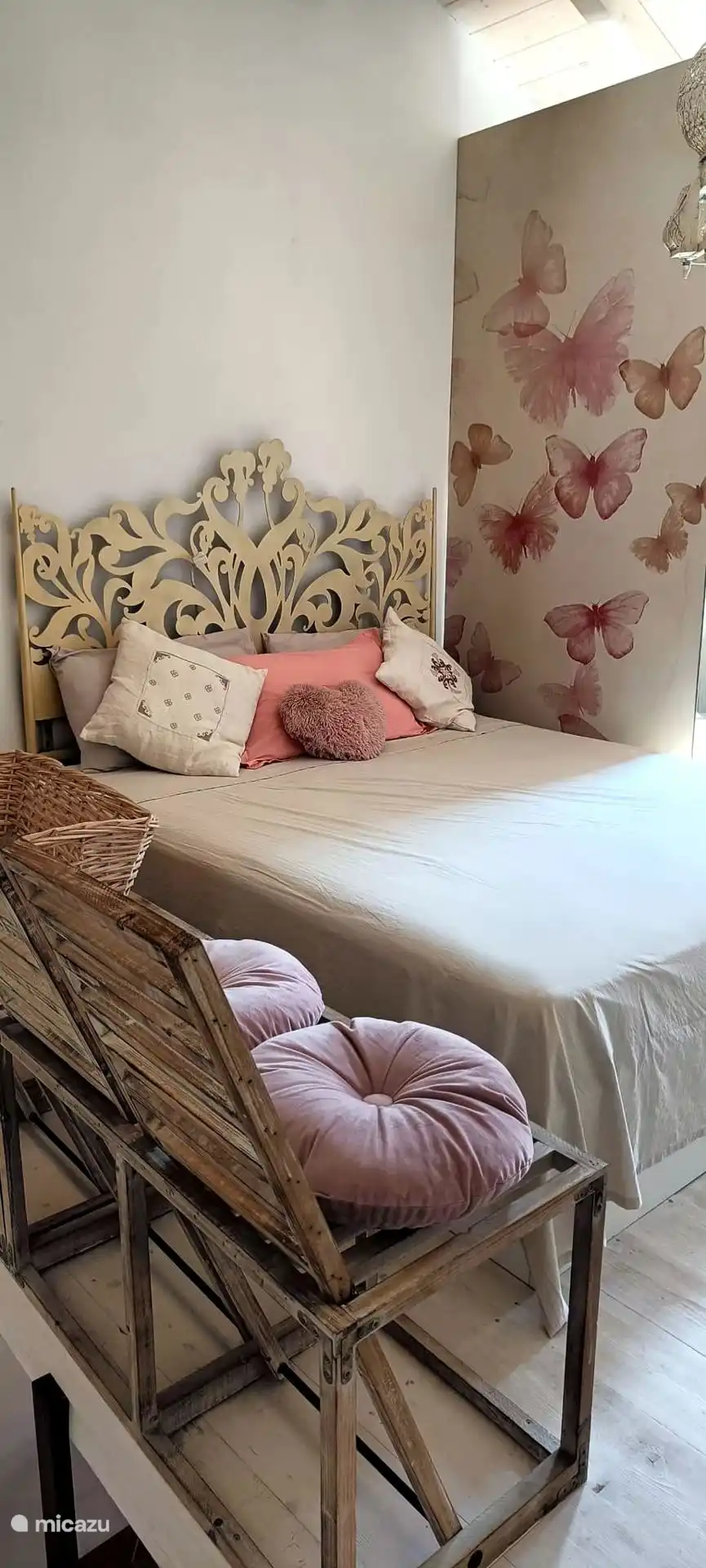 SCHLAFZIMMER MIT EHEBETT