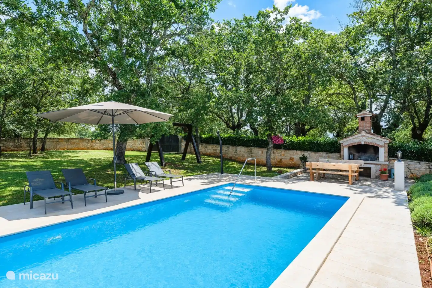 Sonnenliegen am Pool