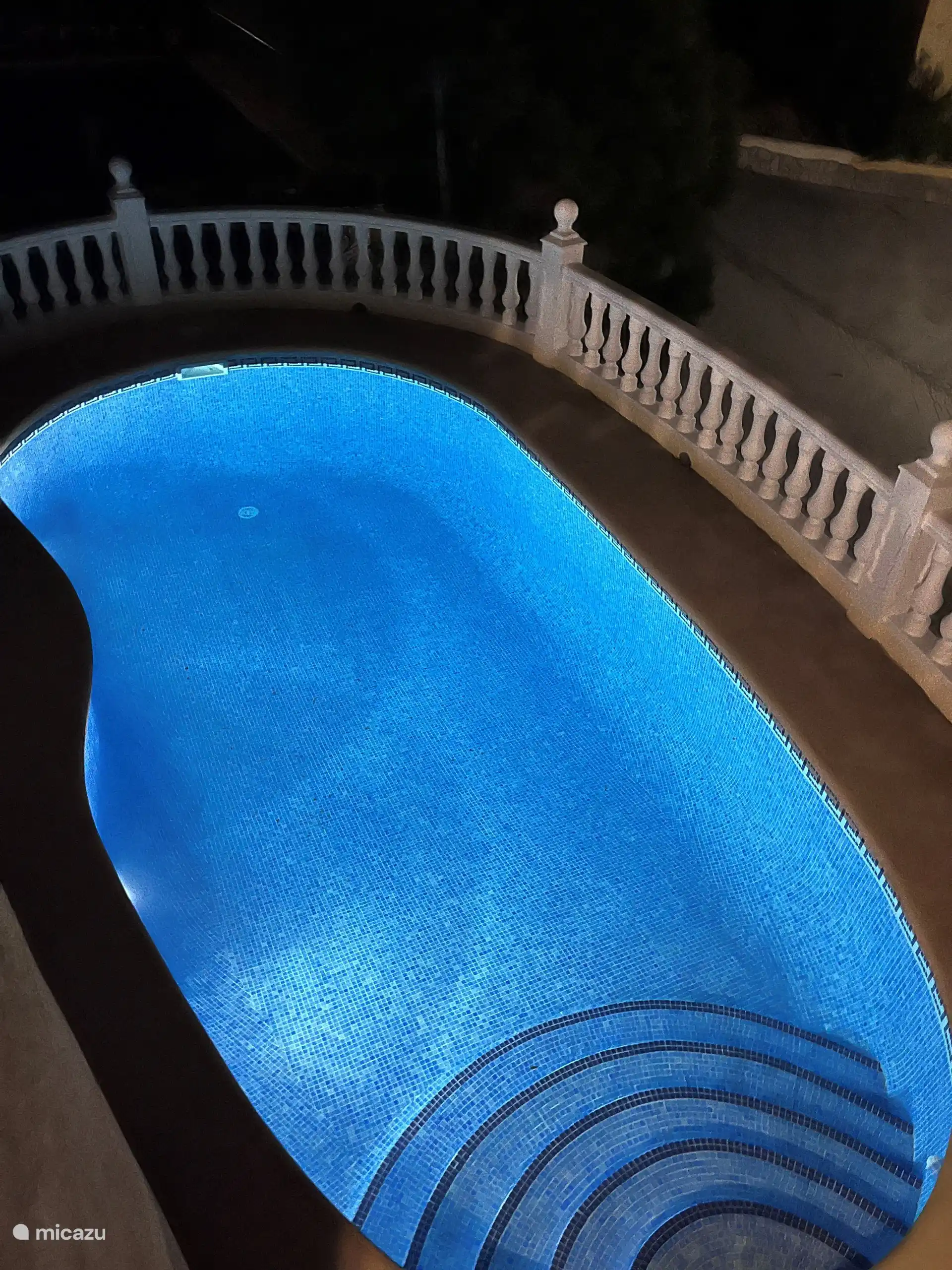 Pool bei Nacht