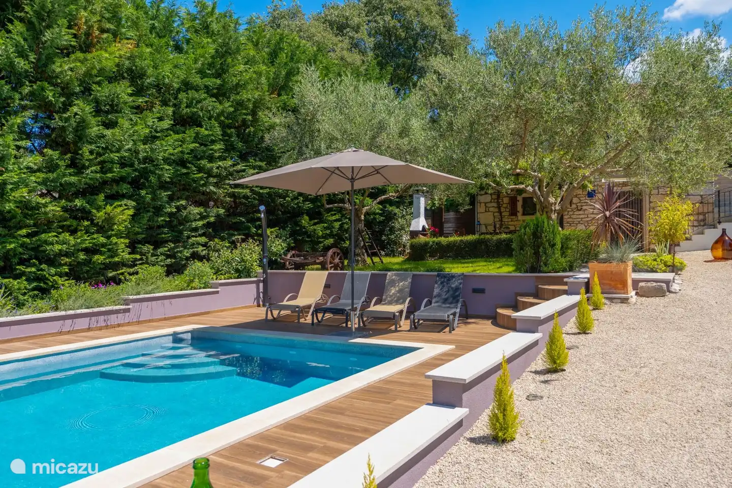 Liegen und Sonnenschirm