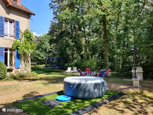 Lujosa casa de vacaciones del siglo XIX en Francia, Puy-de-Dôme, Buxières-sous-Montaigut - casa vacacional El jardín