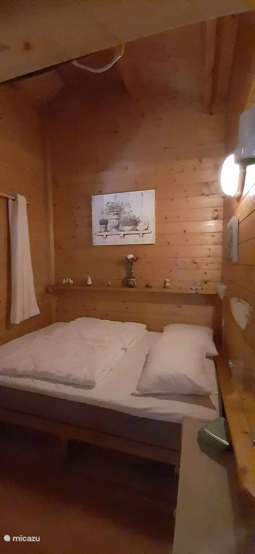 Lit double
Cette chambre dispose d’un lit double confortable, idéal pour une nuit de sommeil reposante. Le lit est équipé d’un bon matelas et offre suffisamment d’espace pour deux personnes.