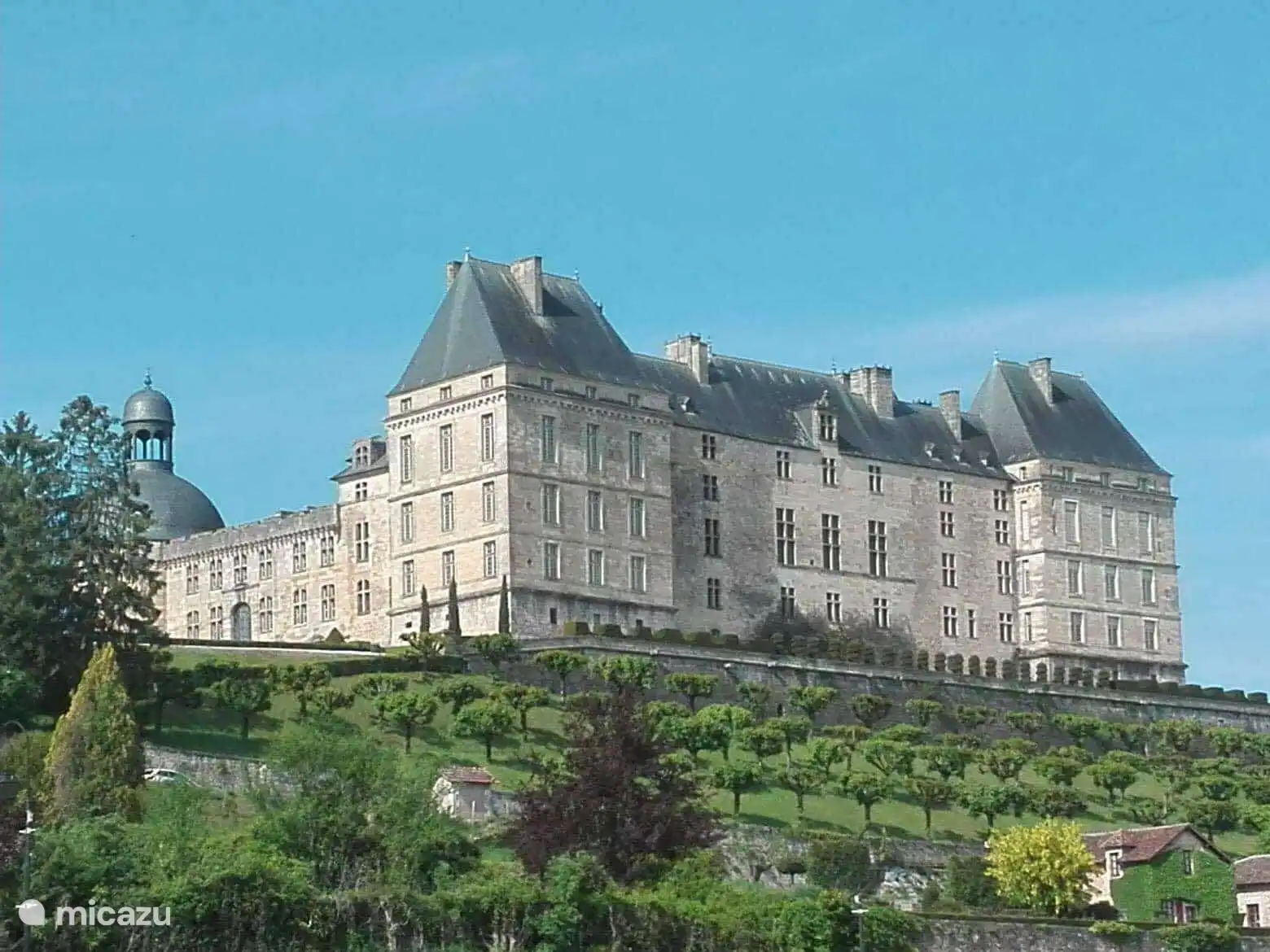 Châteaux dans la région
Il y a beaucoup de châteaux à admirer dans la région. L’un des plus beaux est le château de Hautefort, situé à seulement 10 minutes en voiture du camping. Fortement recommandé pour liefhe