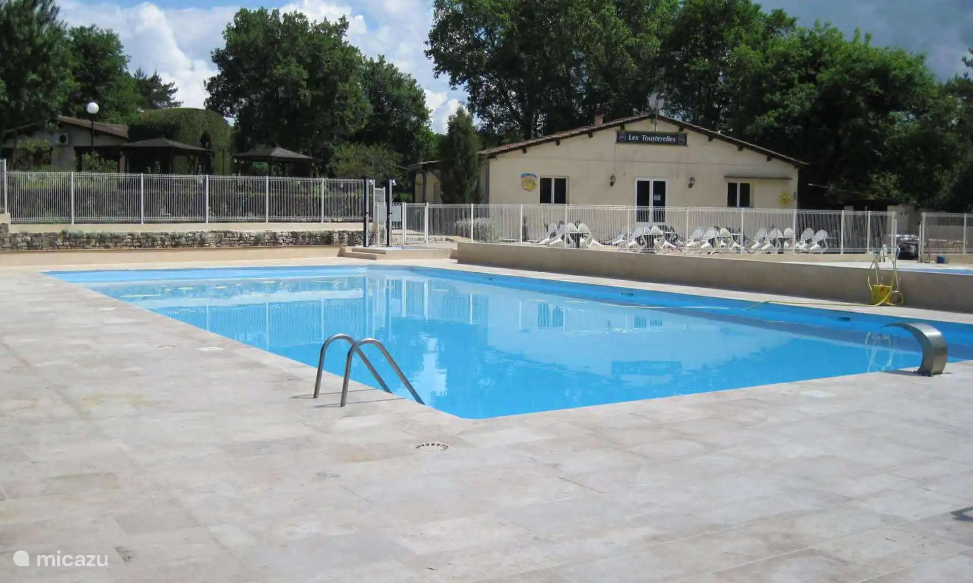 Deux piscines rafraîchissantes
Les deux piscines offrent un merveilleux rafraîchissement lors des journées chaudes. La première piscine est de taille généreuse avec une taille de 20 x 10 mètres. La deuxième piscine se trouve autour de e