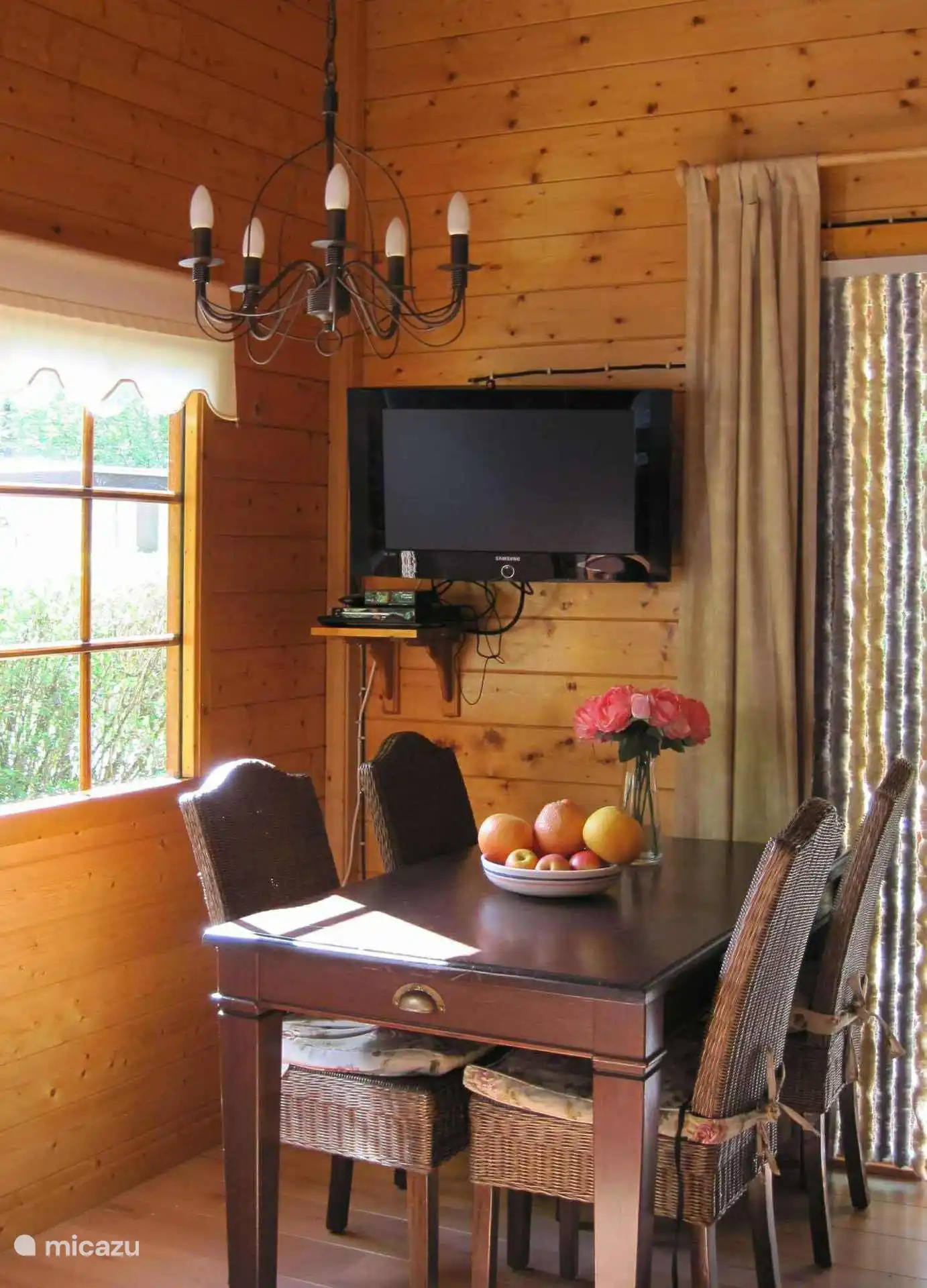 L’espace repas
Il est agréable de rester à table. Au-dessus de la table est suspendue une télévision avec lecteur DVD pour plus de détente.