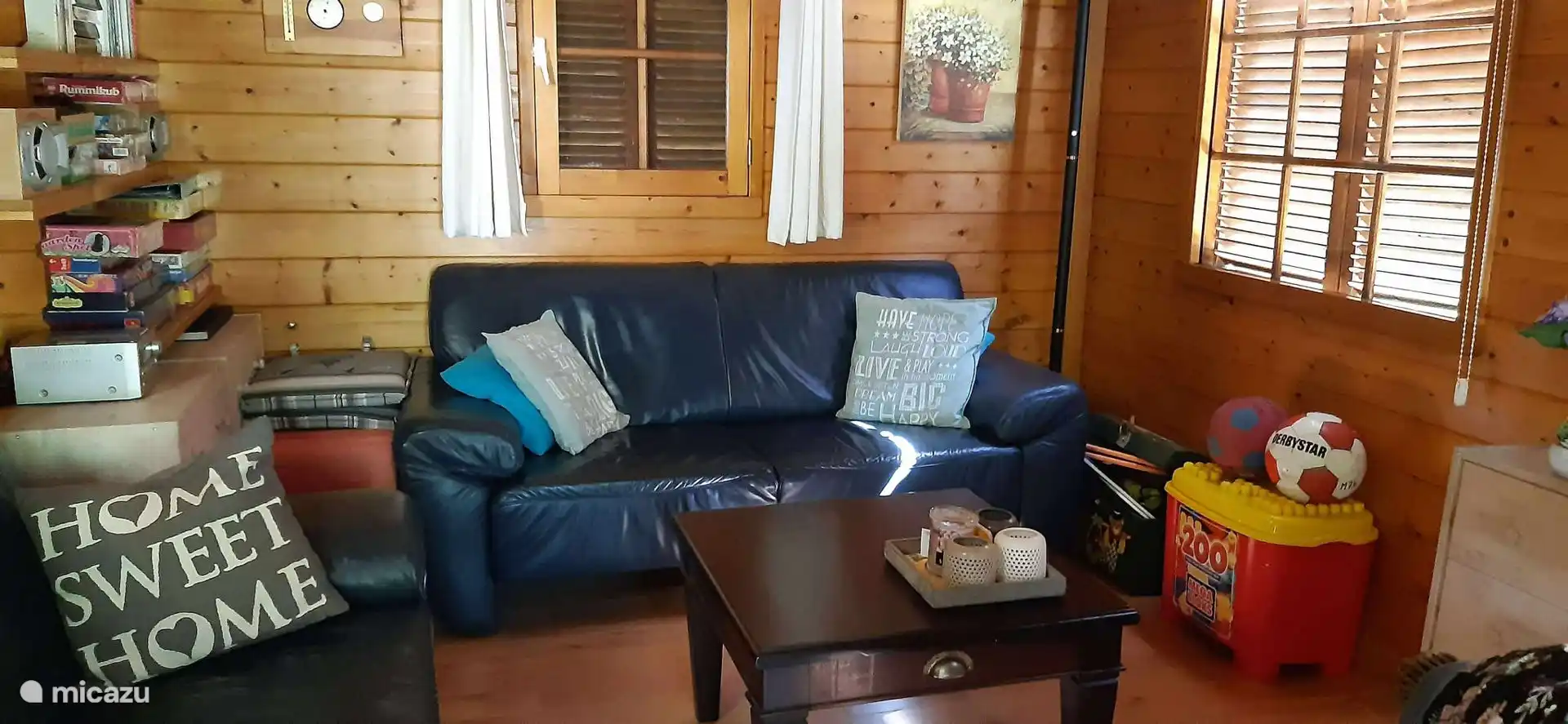 Une vue sur le salon confortable et confortable
Le salon respire la chaleur et le confort. Le plafond ne fait pas moins de 3,80 mètres de haut, ce qui donne une sensation d’espace. 