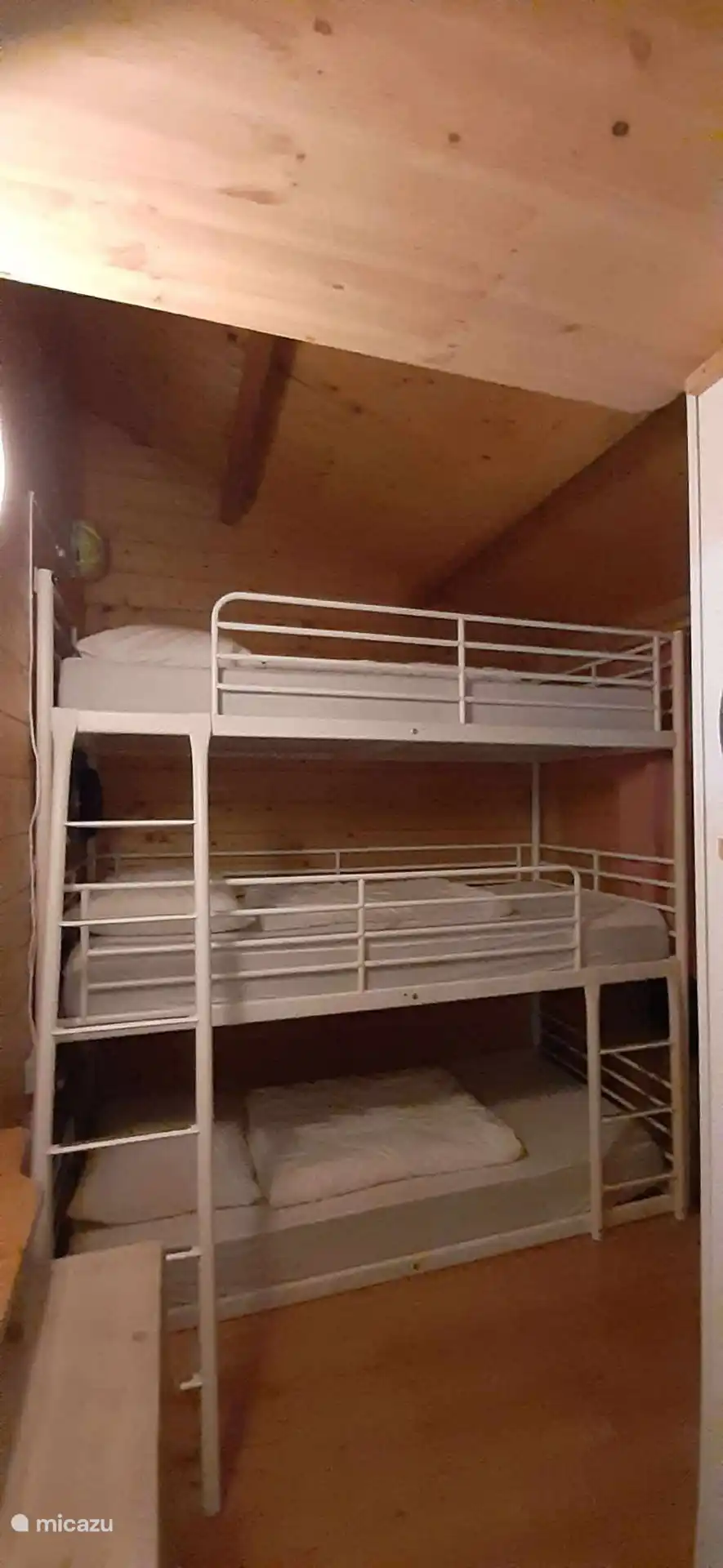 Lit triple sur mesure
Le lit triple sur mesure dispose de trois matelas confortables, chacun de 17 cm d’épaisseur et de 90x200 cm, parfait pour une bonne nuit de sommeil. Le haut b