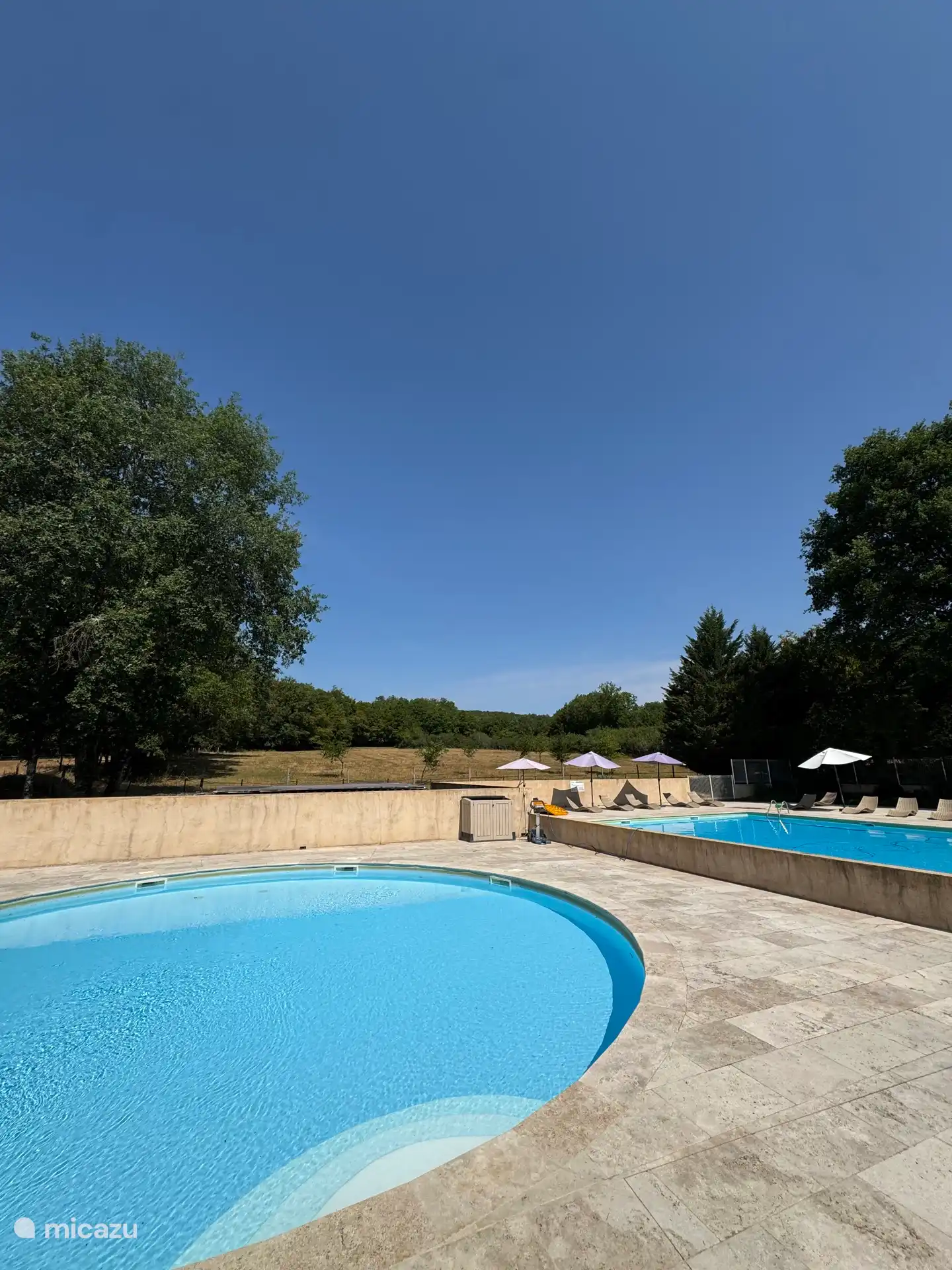 Ook aan de kleinste gasten is gedacht met een heerlijk afgescheiden kinderbad vol plezier en verkoeling.