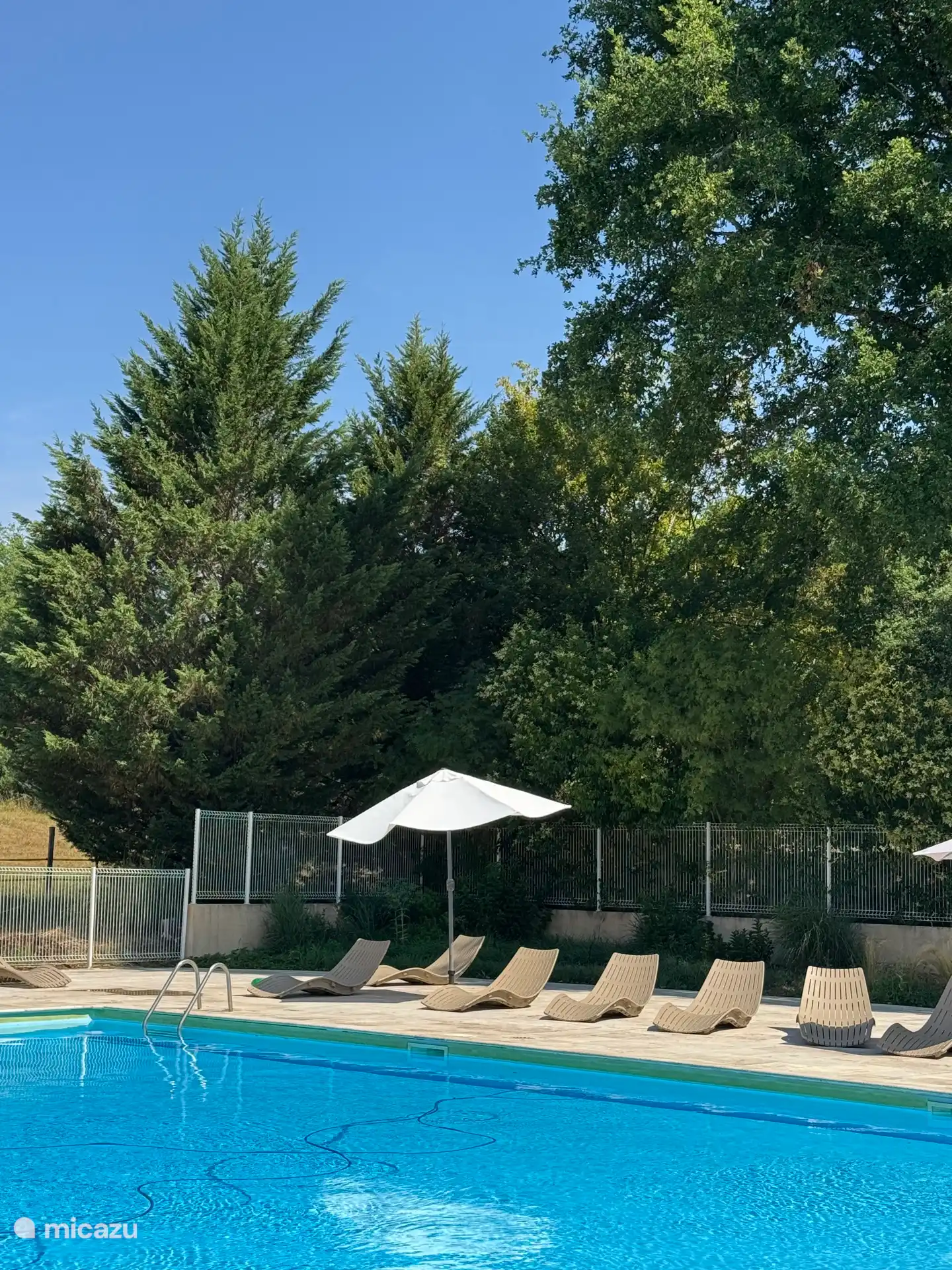 Heerlijk genieten van de zon en tussendoor verkoeling zoeken in het zwembad – het ultieme vakantiegevoel.