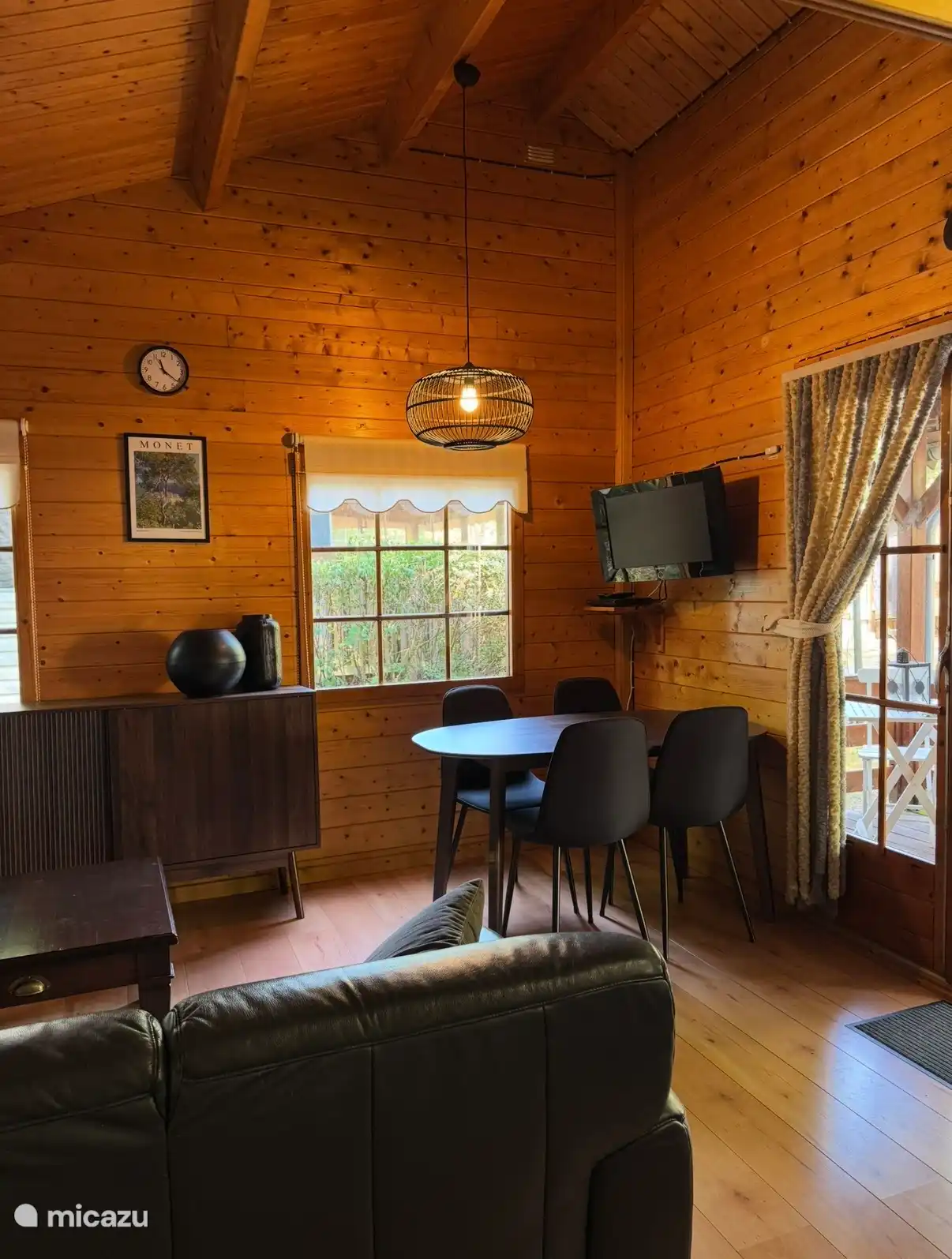 Voel je meteen thuis in de sfeervolle woonkamer, voorzien van een tv en dvd-speler voor ontspannen avonden.