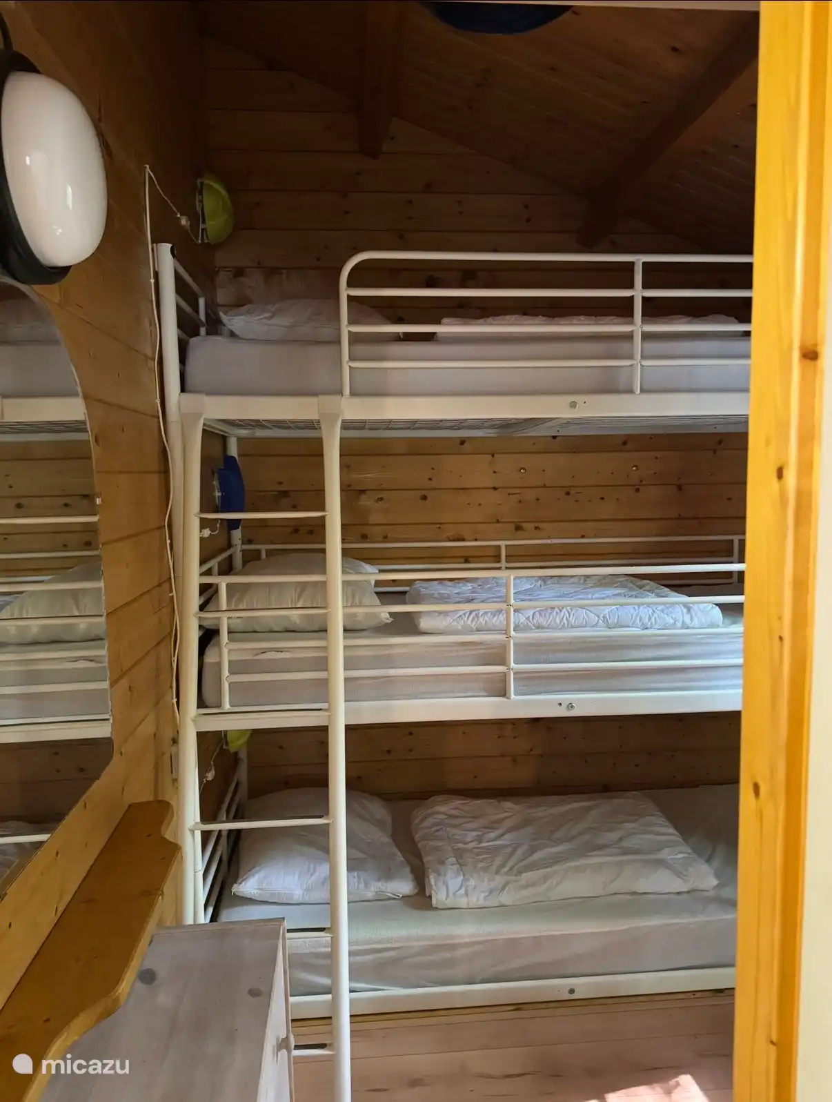 De gezellige tweede slaapkamer biedt met het stapelbed ruimte voor drie personen.