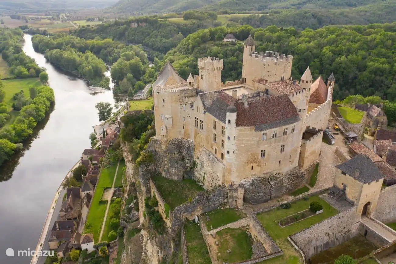 Château de Beynac
Le château de Beynac est magnifique : il a été magnifiquement rénové et a l’air impressionnant comme une forteresse.