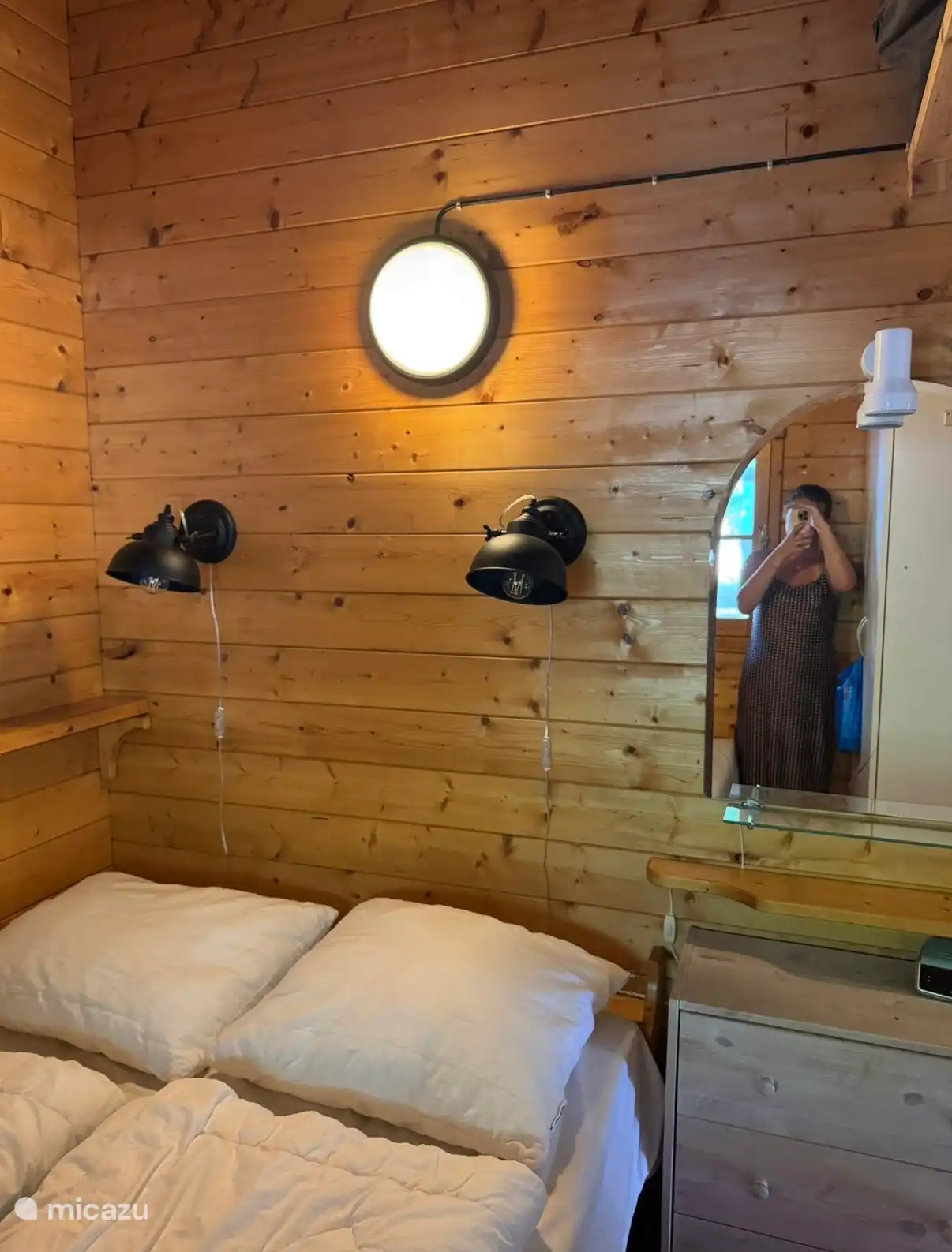 De slaapkamer is voorzien van een make-upspiegel, voor nét dat beetje extra comfort.