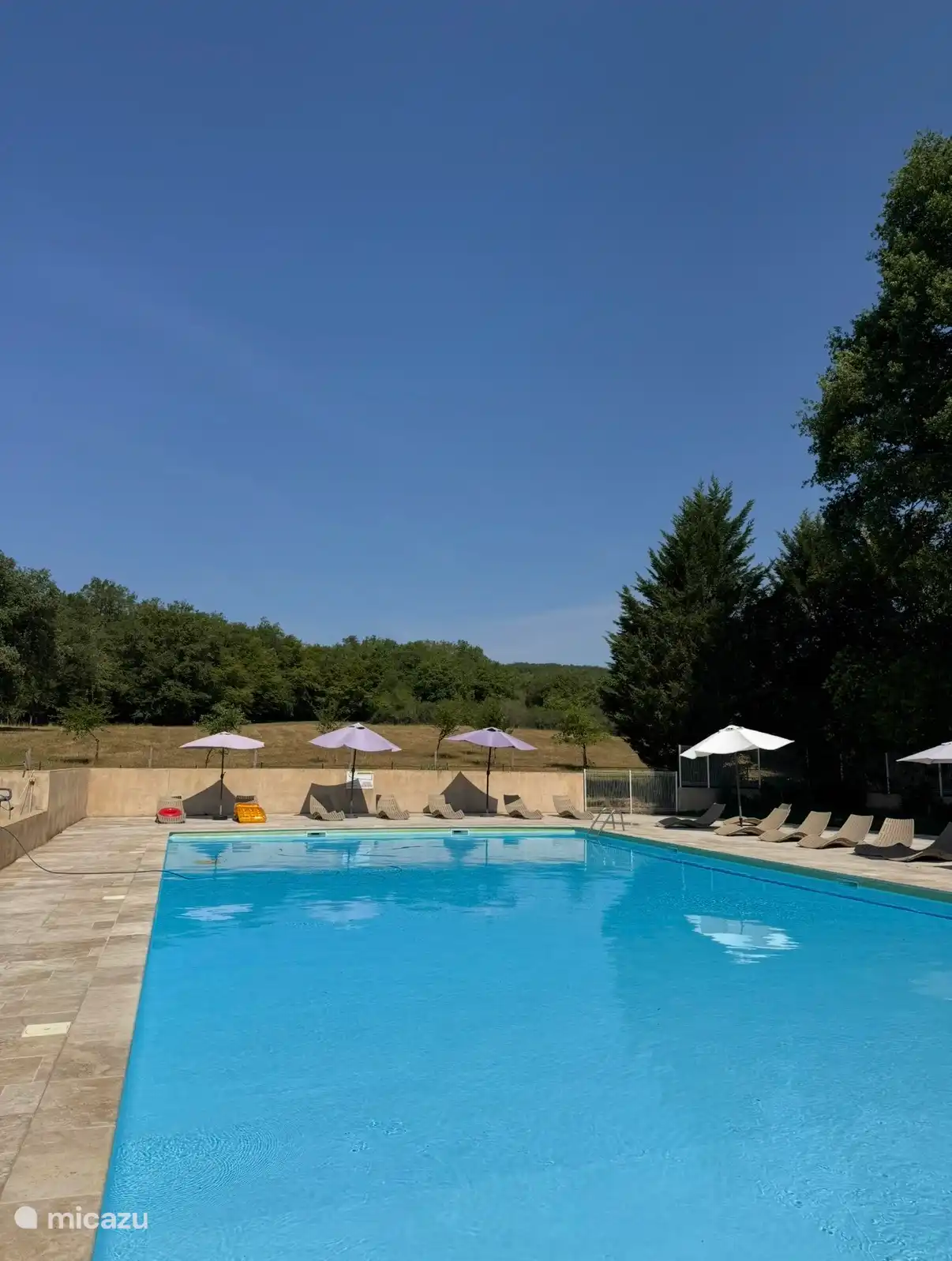 Heerlijk verkoelen in het zwembad of ontspannen in de zon… hier komt het vakantiegevoel vanzelf.