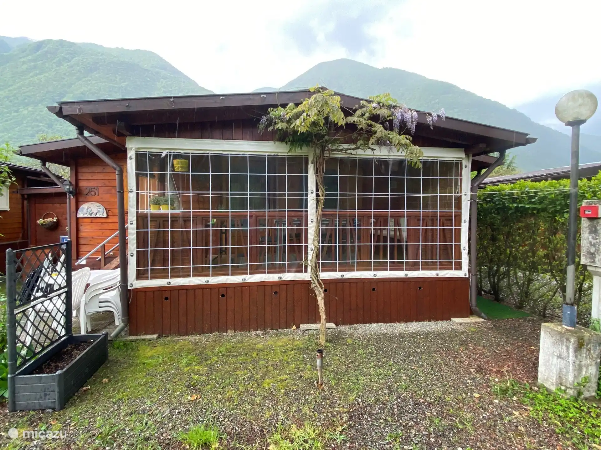 El chalet, frente 251