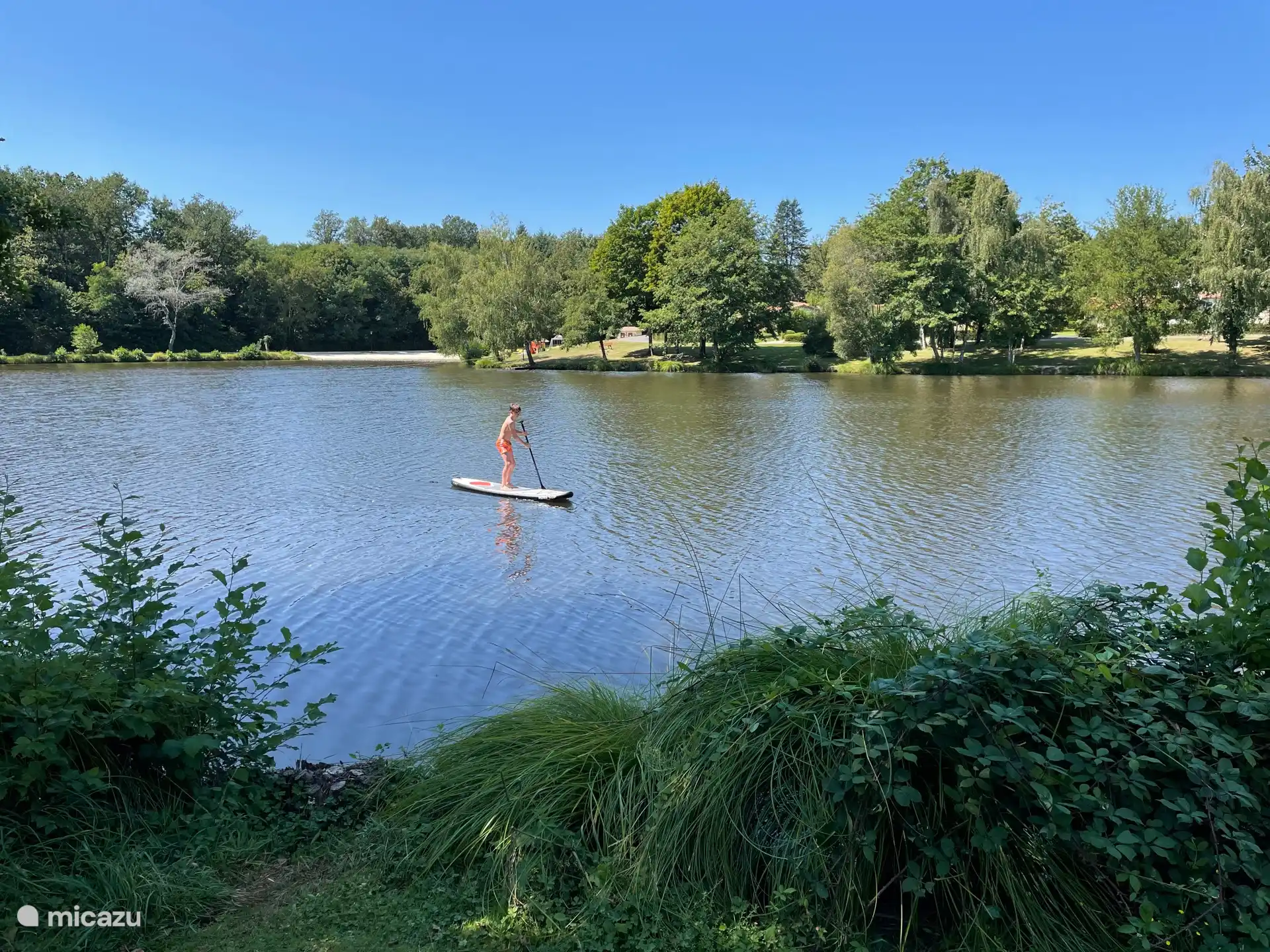 Plaisirs de l’eau avec une vieille planche de surf