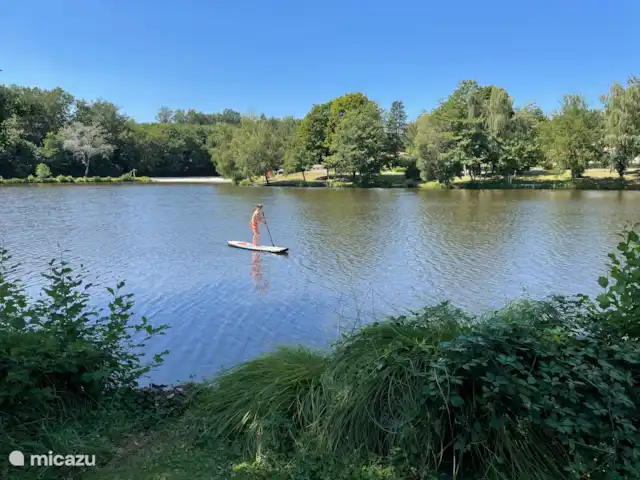 Village le Chat, Narcisse 140 | France, Charente, Écuras - maison de vacances Plaisirs de l’eau avec une vieille planche de surf