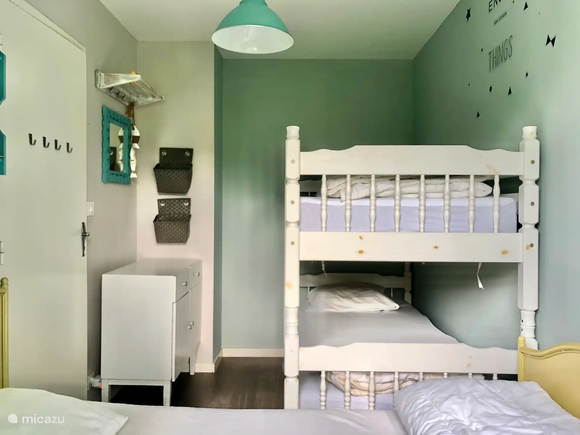 Chambre avec lits superposés et un lit simple