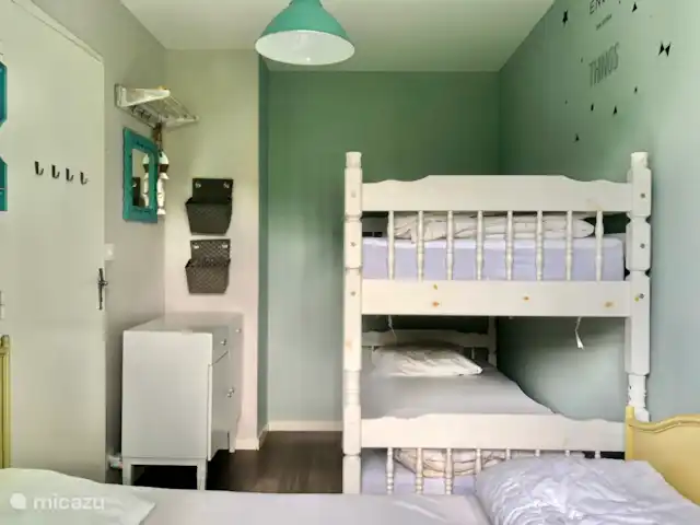 Village le Chat, Narcisse 140 | France, Charente, Écuras - maison de vacances Chambre avec lits superposés et un lit simple