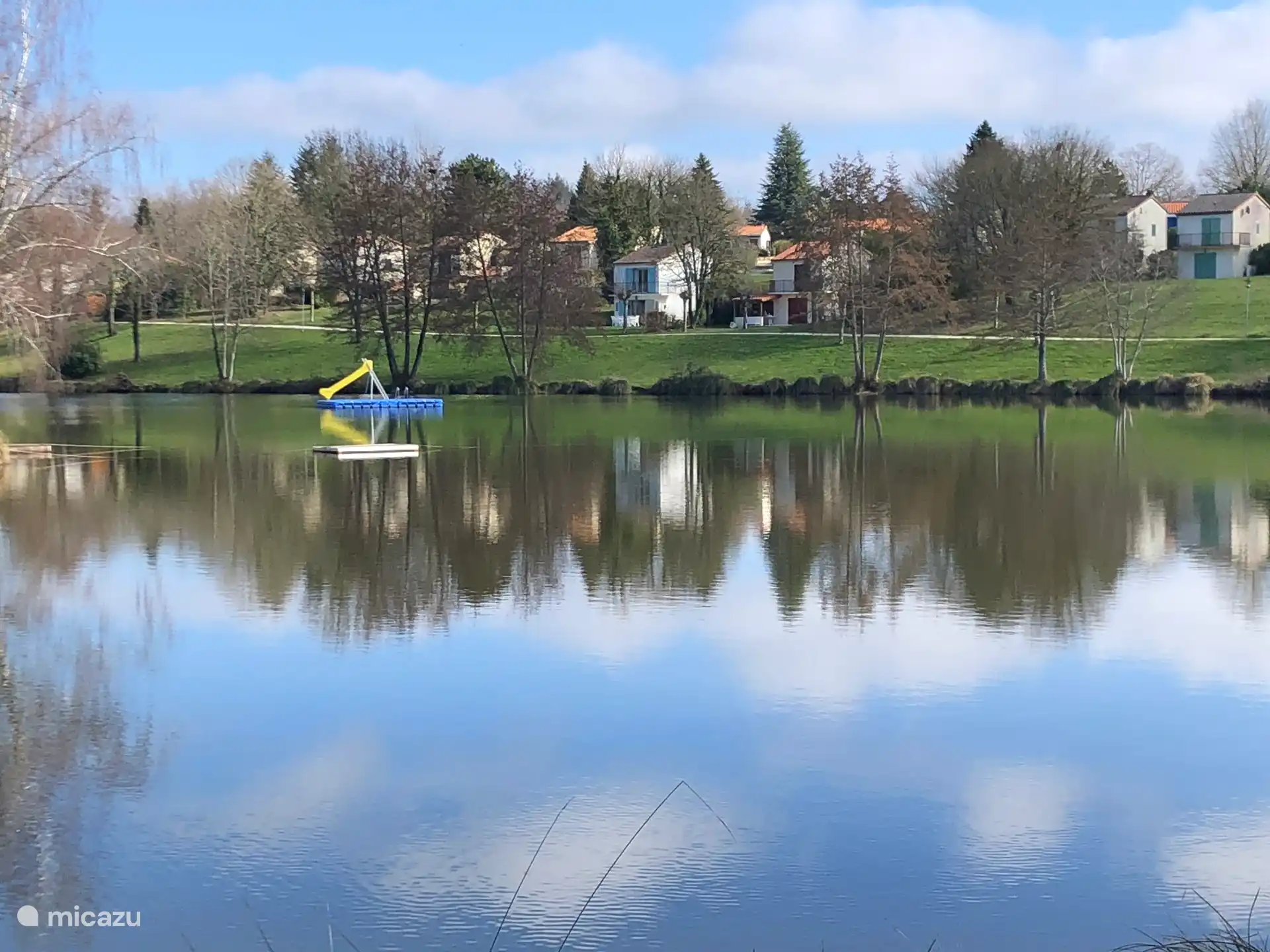 Un toboggan flotte sur le lac et il y a deux radeaux pour traverser le lac