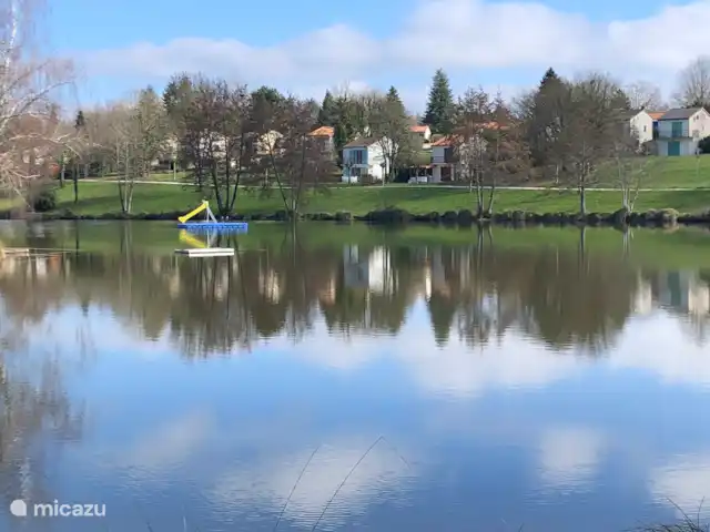 Village le Chat, Narcisse 140 | France, Charente, Écuras - maison de vacances Un toboggan flotte sur le lac et il y a deux radeaux pour traverser le lac