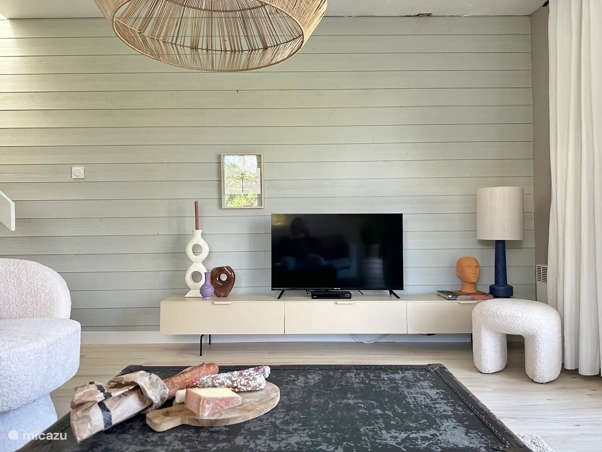 Avec de savoureux en-cas devant la télévision