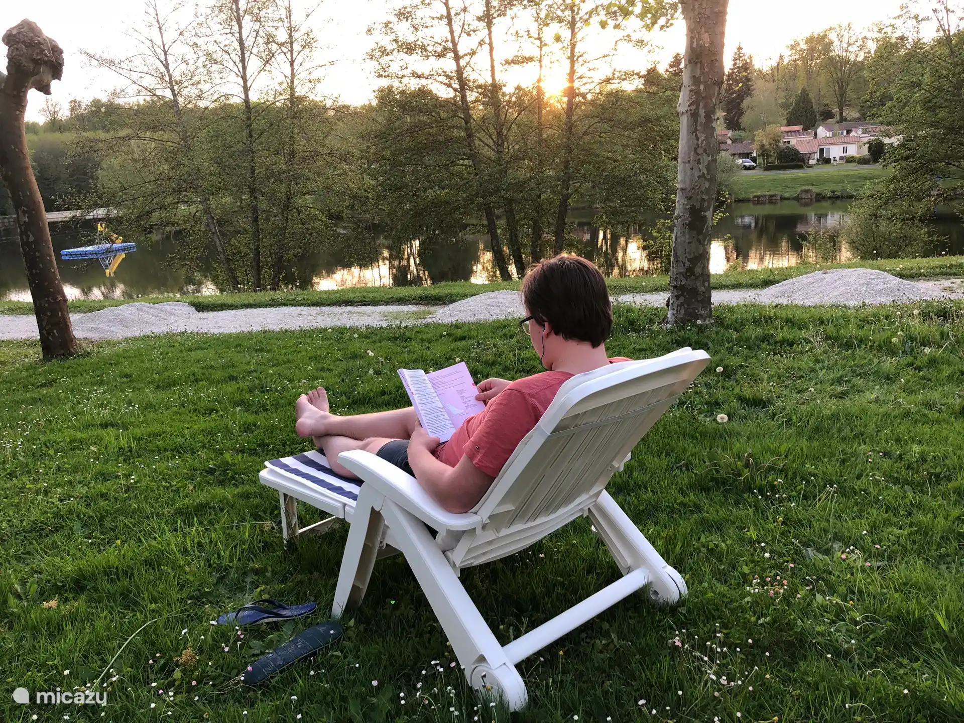 Profiter d’un livre sur l’étagère