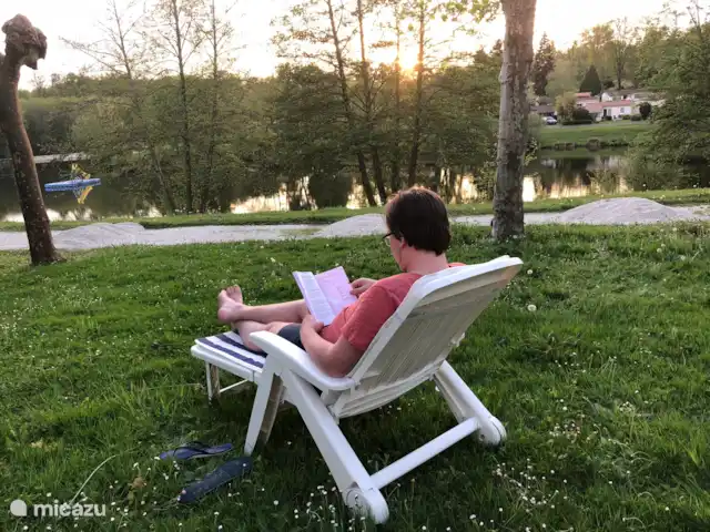 Village le Chat, Narcisse 140 | France, Charente, Écuras - maison de vacances Profiter d’un livre sur l’étagère