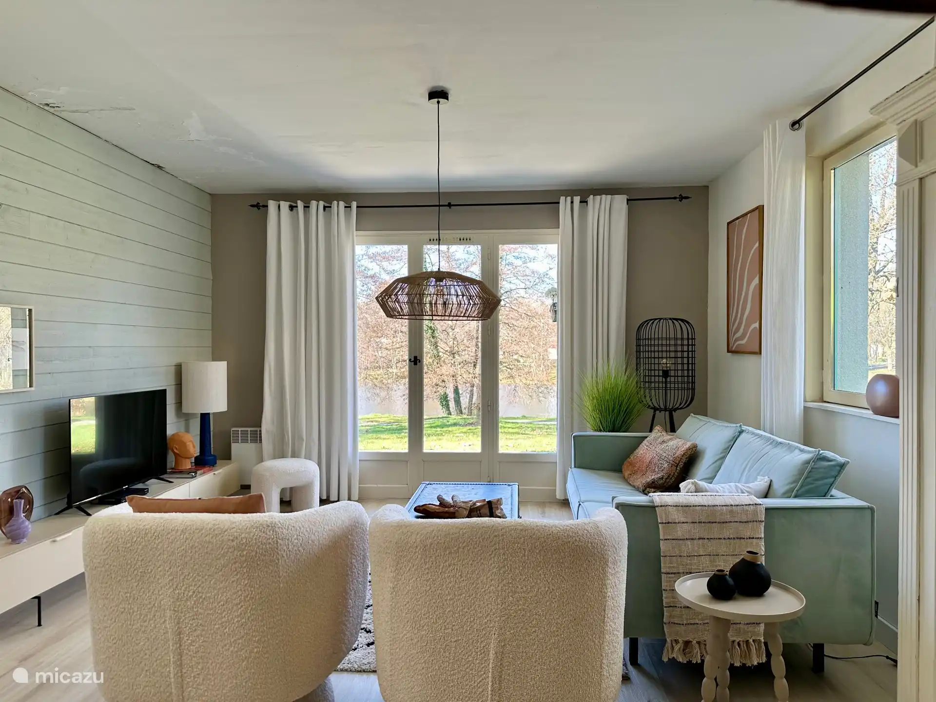 Vous pouvez également voir le lac depuis le salon